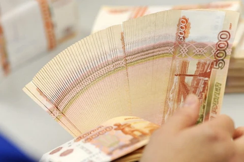 Đồng ruble mất giá ảnh hưởng nặng nề đến tăng trưởng kinh tế của Nga. (Nguồn: RT.com)