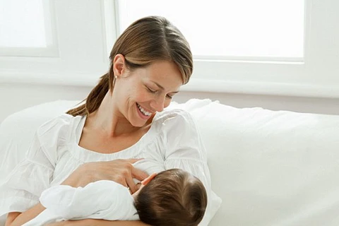 Trẻ bú sữa mẹ. (Nguồn: Daily Mail)