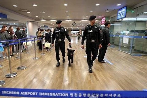 Lực lượng cảnh sát tăng cường an ninh tại sân bay Incheon sau khi phát hiện vật thể nghi chất nổ. (Nguồn: Yonhap)