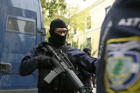Lực lượng cảnh sát Hy Lạp truy bắt đối tượng. (Nguồn: AP)