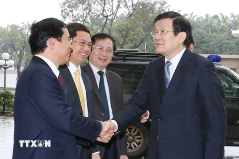 Chủ tịch nước Trương Tấn Sang chúc Tết các đồng chí lãnh đạo tỉnh Nghệ An. (Ảnh: Nguyễn Khang/TTXVN)
