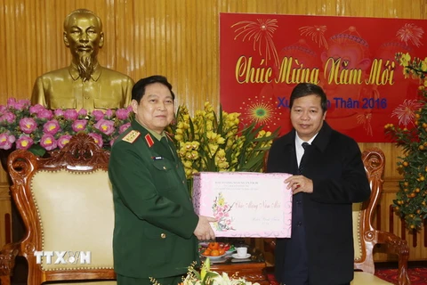Đại tướng Ngô Xuân Lịch tặng quà Tết cho Đảng bộ, chính quyền và nhân dân tỉnh Hà Nam. (Ảnh: Nguyễn Thị Chinh/TTXVN)
