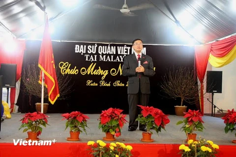 Đại sứ Phạm Cao Phong chúc Tết cộng đồng người Việt Nam tại Malaysia. (Ảnh: Chí Giáp/Vietnam+)