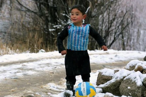Murtaza Ahmadi, cậu bé mặc áo mang tên Messi làm từ nilon, sắp được gặp thần tượng. (Nguồn: foxsports)