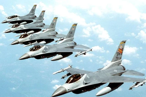 Hơn 15 máy bay F-16 Fighter Falcon của Không quân Mỹ được triển khai ở Vịnh Souda. (Nguồn: Reuters)