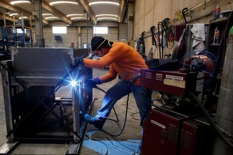 Một công nhân làm việc tại nhà máy ở Italy. (Nguồn: Reuters)