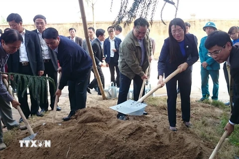 Ông Hoàng Trung Hải và lãnh đạo UBND thành phố Hà Nội, lãnh đạo huyện Phú Xuyên trồng cây đầu năm. (Ảnh: Nguyễn Văn Cảnh/TTXVN) 