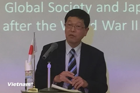 Cựu Thứ trưởng Bộ Quốc phòng Nhật Bản Hideshi Tokuchi phát biểu tại hội thảo. (Ảnh: Nguyễn Tuyến/Vietnam+)