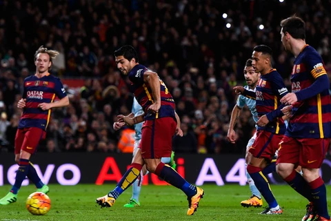 Messi chuyền cho Suarez ghi bàn từ chấm 11m. (Nguồn: Getty Images)