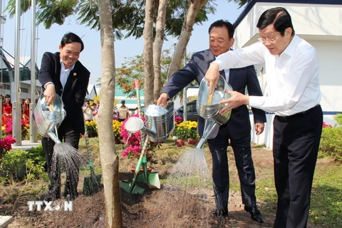 Chủ tịch nước Trương Tấn Sang trồng cây lưu niệm. (Ảnh: Lê Đức Hoảnh/TTXVN)