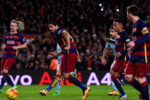 Messi chuyền bóng cho Suarez ghi bàn từ chấm 11m. (Nguồn: skysports)