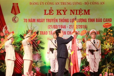 Thủ tướng Nguyễn Tấn Dũng trao Huân chương Hồ Chí Minh lần thứ III cho lực lượng Tình báo Công an nhân dân. (Ảnh: TTXVN)