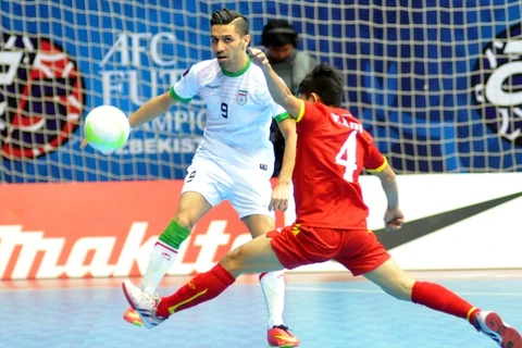 Tuyển futsal Việt Nam (áo đỏ) không thể ngăn cản Iran. (Nguồn: AFC)