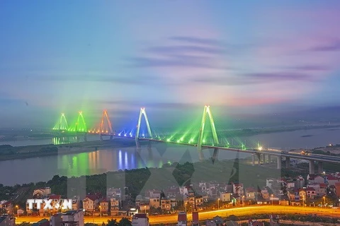 Cầu Nhật Tân - một trong những công trình ghi dấu sự phát triển về cơ sở hạ tầng ở Thủ đô Hà Nội. (Ảnh: Trọng Đạt/TTXVN)