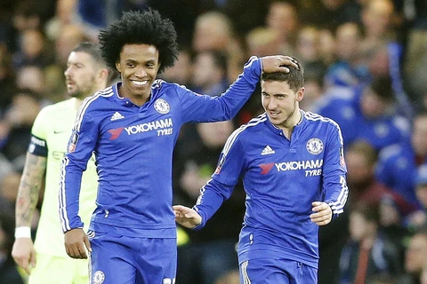 Willian và Hazard giúp Chelsea đánh bại Manchester City. (Nguồn: AP)