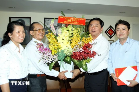 Bí thư Thành ủy Thành phố Hồ Chí Minh Đinh La Thăng thăm hỏi giáo sư, bác sỹ Trần Đông A. (Ảnh: Thanh Vũ/TTXVN)