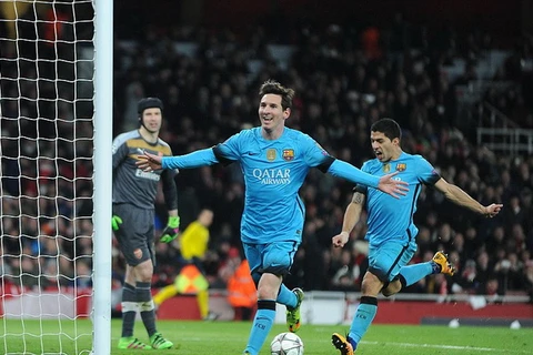 Lionel Messi lập cú đúp vào lưới Arsenal. (Nguồn: DM)