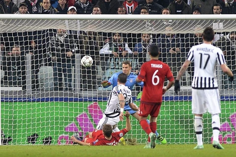Stuaro gỡ hòa 2-2 cho Juventus trước Bayern. (Nguồn: AP)