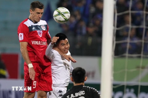 Dyachenko đánh đầu ghi bàn giúp Than Quảng Ninh (áo đỏ) chiến thắng. (Ảnh: Quốc Khánh/TTXVN)
