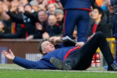 Van Gaal đã tự ngã khi cho rằng cầu thủ Arsenal ăn vạ.
