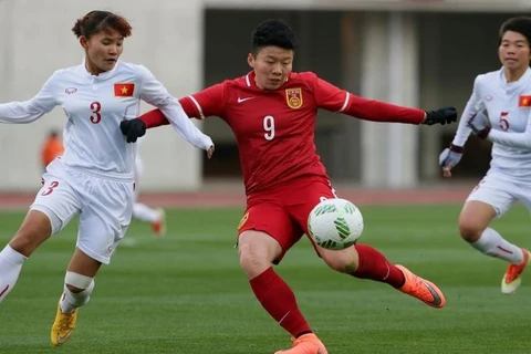 Tuyển nữ Việt Nam (áo trắng) không thể gây bất ngờ trước Trung Quốc. (Nguồn: AFC)