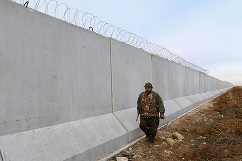 Một binh sỹ tuần tra ở biên giới Tổ Nhĩ Kỳ-Syria. (Nguồn: Reuters)