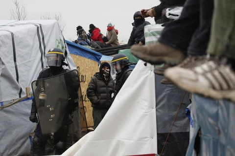 Cảnh sát Pháp tại khu lán trại trái phép của những người di cư được dựng lên ở thành phố cảng Calais. (Nguồn: AP)