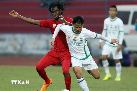 Pha tranh bóng giữa cầu thủ Vũ Tuấn Anh (áo trắng) với cầu thủ Diego Fangan của Hải Phòng. (Ảnh: Lâm Khánh/TTTXVN)