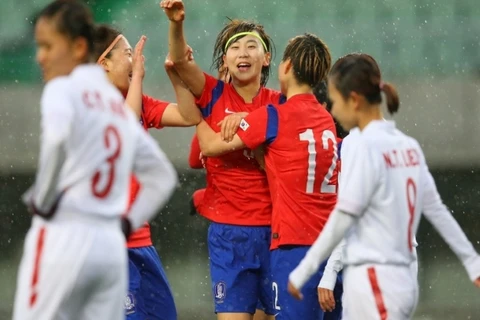 Tuyển nữ Việt Nam thua trận trước Hàn Quốc (áo đỏ). (Nguồn: AFC)