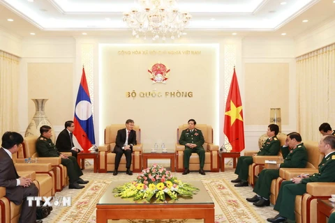 Đại tướng Phùng Quang Thanh, Bộ trưởng Bộ Quốc phòng tiếp Đại sứ Lào tại Việt Nam Thongsavanh Phomvihane. (Ảnh: Hồng Pha/TTXVN)