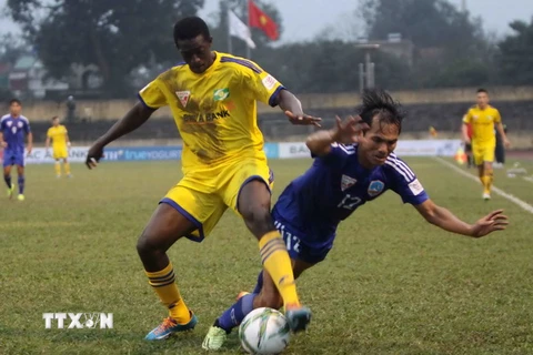 Sông Lam Nghệ An (áo vàng) có chiến thắng đầu tay ở V-League 2016. (Ảnh: Thanh Tùng/TTXVN)