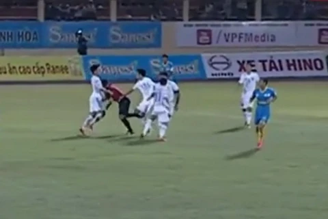 Các cầu thủ Hà Nội T&T vây lấy trọng tài. (Nguồn: YouTube)