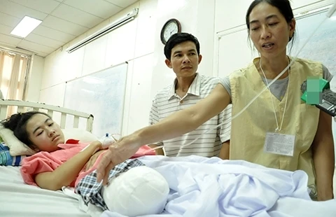 Nữ sinh bị cưa chân được tạo điều kiện làm việc ở lĩnh vực y tế