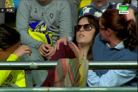 Nữ cổ động viên ngất xỉu trên khán đài sau cú sút của Messi. (Nguồn: Twitter)