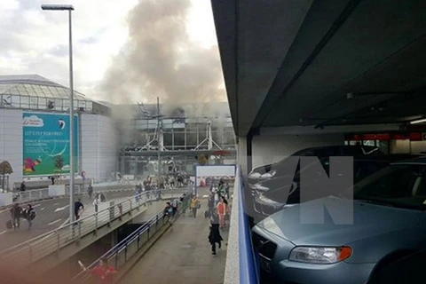 Khói bốc lên từ sân bay Brussels sau hai vụ nổ hôm 22/3. (Nguồn: The Guardian/TTXVN)