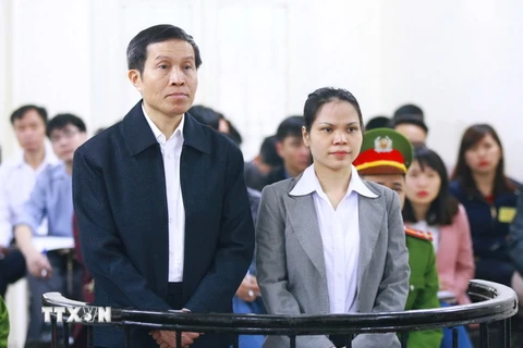 Bị cáo Nguyễn Hữu Vinh và bị cáo Nguyễn Thị Minh Thúy đứng trước vành móng ngựa. (Ảnh: Doãn Tấn/TTXVN)