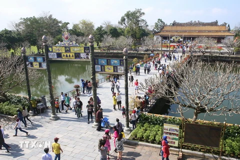 Khách du lịch tham quan trong khu di tích Đại Nội-Huế. (Ảnh: Hồ Cầu/TTXVN)