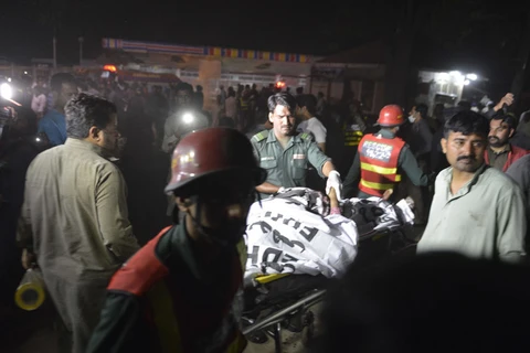 Nạn nhân được đưa đi cấp cứu. (Nguồn: AFP)