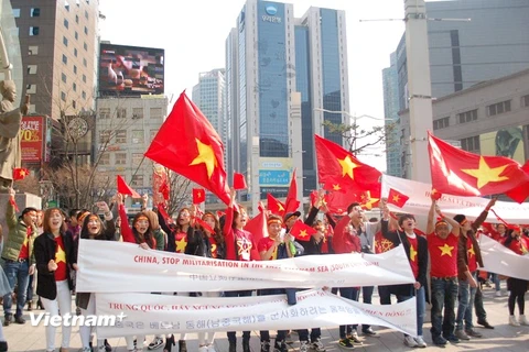 Quang cảnh cuộc biểu tình gần Đại sứ quán Trung Quốc ở thủ đô Seoul. (Ảnh: Phạm Duy-Võ Toàn/Vietnam+)