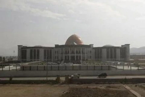 Tòa nhà Quốc hội Afghanistan bị tấn công. (Nguồn: indiatimes.com)