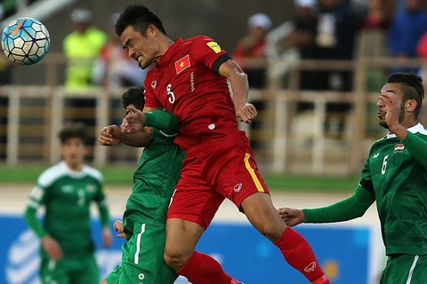 Tuyển Việt Nam (áo đỏ) thua trận trước Iraq. (Nguồn: AFP)