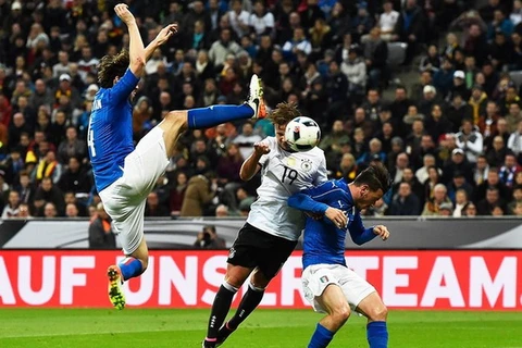 Italy (áo xanh) gây thất vọng trước Đức. (Nguồn: Guardian)