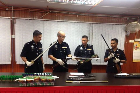 Cảnh sát Malaysia cùng tang vật thu giữ. (Nguồn: bharian.com.my)