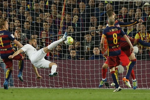 Benzema lập siêu phẩm vào lưới Barcelona. (Nguồn: Reuters)