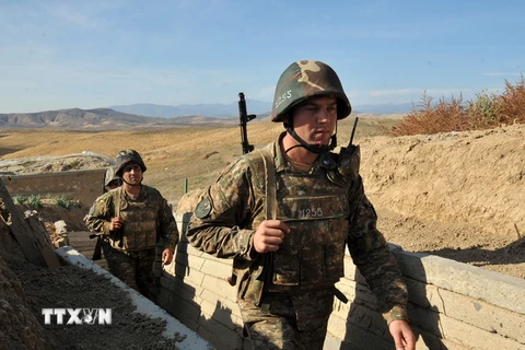 Binh sỹ Armenia đi dọc chiến hào tại khu vực giới tuyến với Azerbaijan ở Nagorny Karabakh. (Nguồn: AFP/TTXVN)