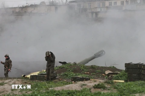 Quân nhân Armenia bắn đạn pháo. (Nguồn: AFP/TTXVN)