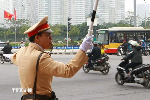 Lái xe liều lĩnh điều khiển ôtô lao vào cảnh sát giao thông