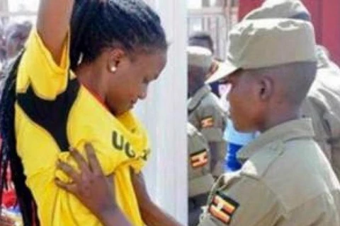 Một nữ cổ động viên bị cảnh sát khám xét. (Nguồn: france24.com)