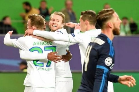 Wolfsburg (áo trắng) rộng cửa vào bán kết Champions League. (Nguồn: Reuters)