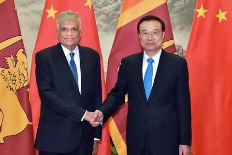 Thủ tướng Sri Lanka Ranil Wickremesinghe và Thủ tướng Trung Quốc Lý Khắc Cường. (Nguồn: Xinhua)